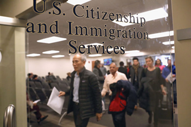 【移民快讯】美移民局警示，不合法取得绿卡，入籍将被拒