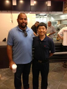 首家由EB-5投资建成的Burger King经理（左）与李志江先生（右）